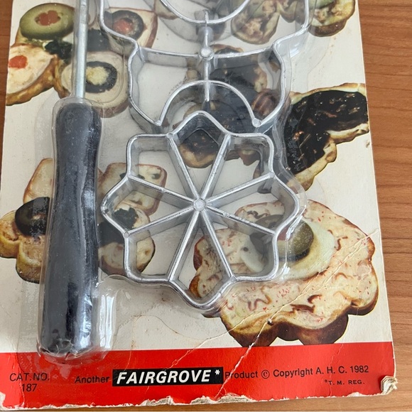 Vintage '82 Fairgrove Aluminum Patti Shell Molds #187 Butterfly Flower Suits NOS - Picture 2 of 6